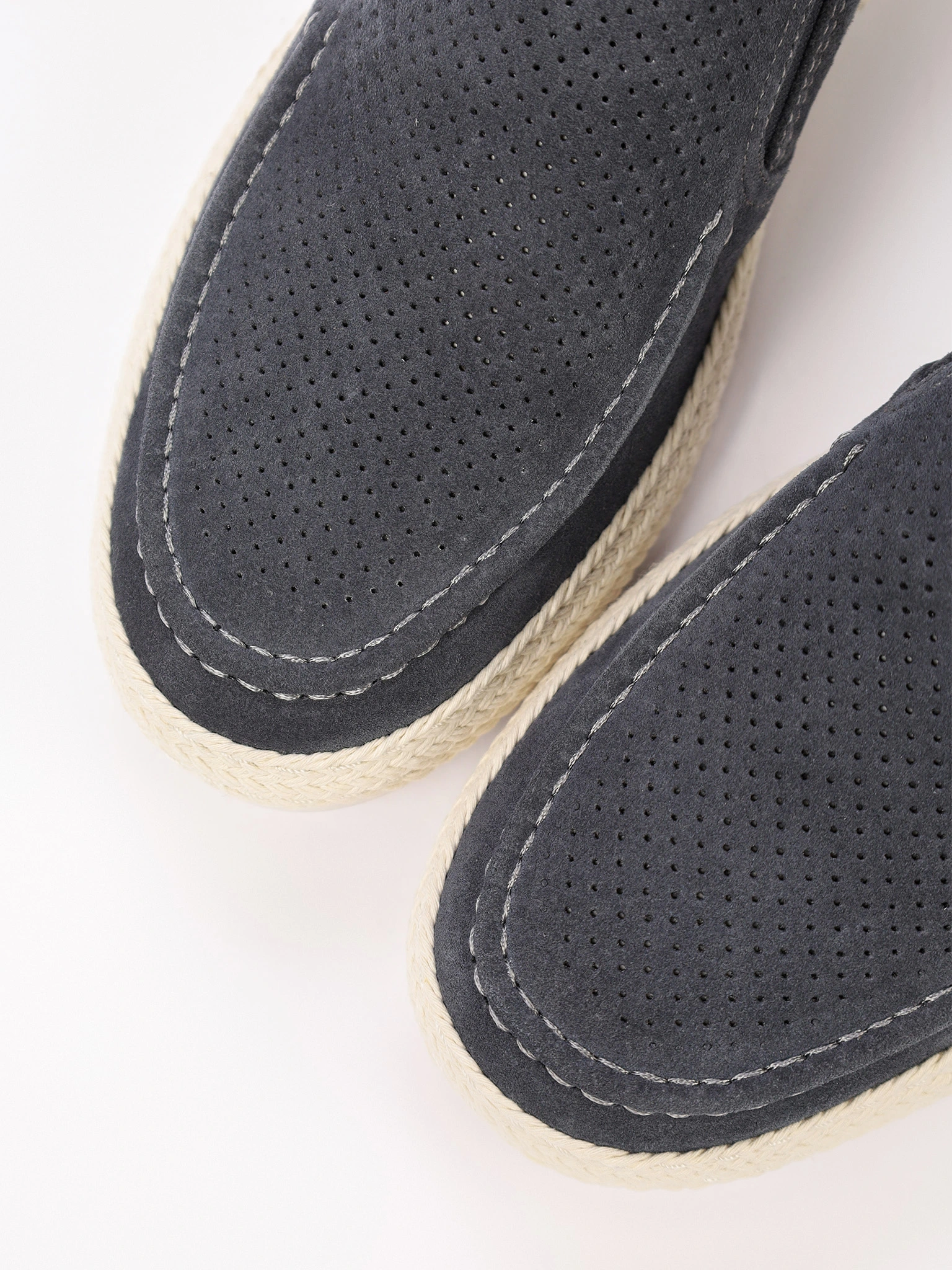 Мокасины темно-серого цвета с перфорацией на низкой подошве